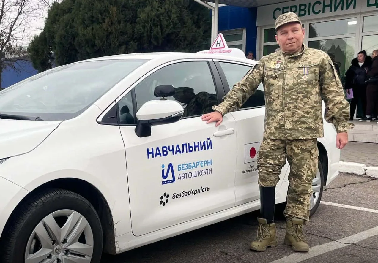 Військовий біля навчального авто школи