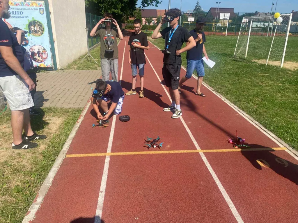 Змагання з дронів на спортивному майданчику