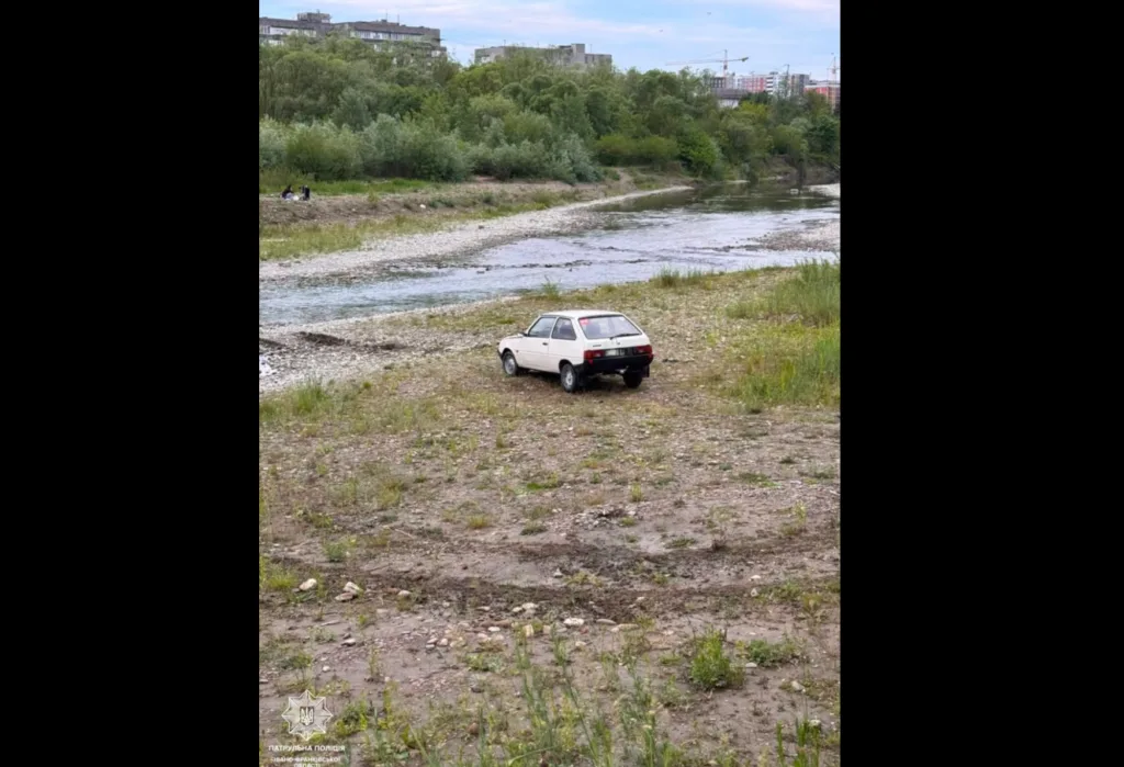 Автомобіль стоїть біля річки серед природи