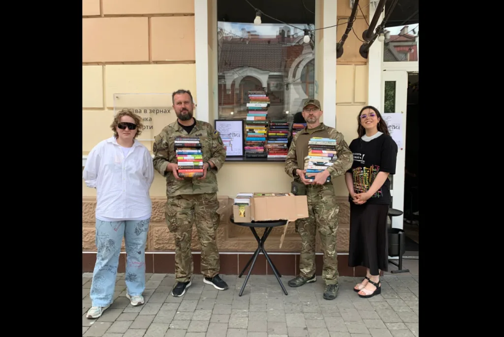 Люди збирають книги для благодійності перед кафе