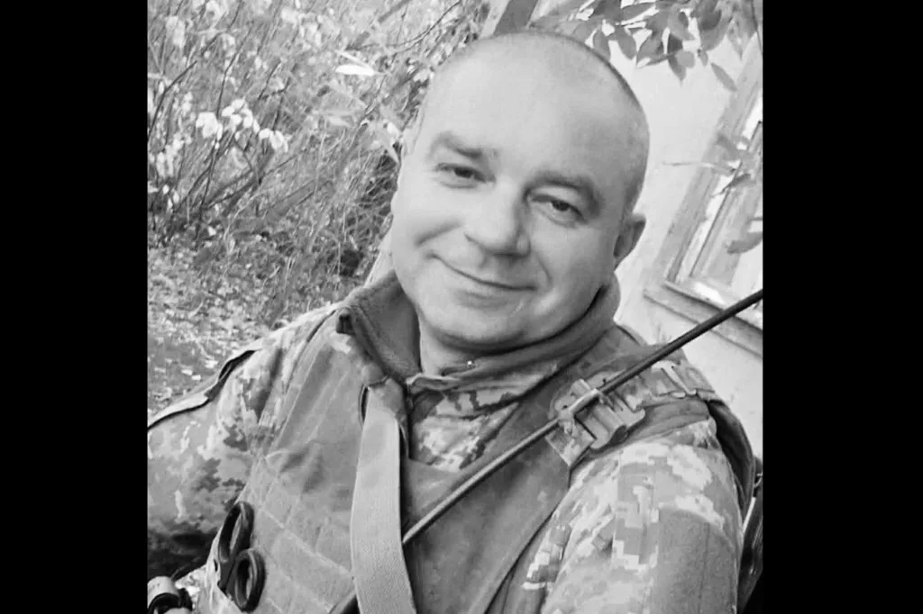 Український військовий у камуфляжі посміхається