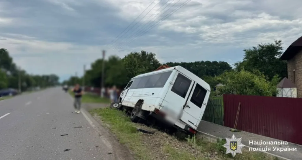 Мікроавтобус зʼїхав у кювет біля дороги