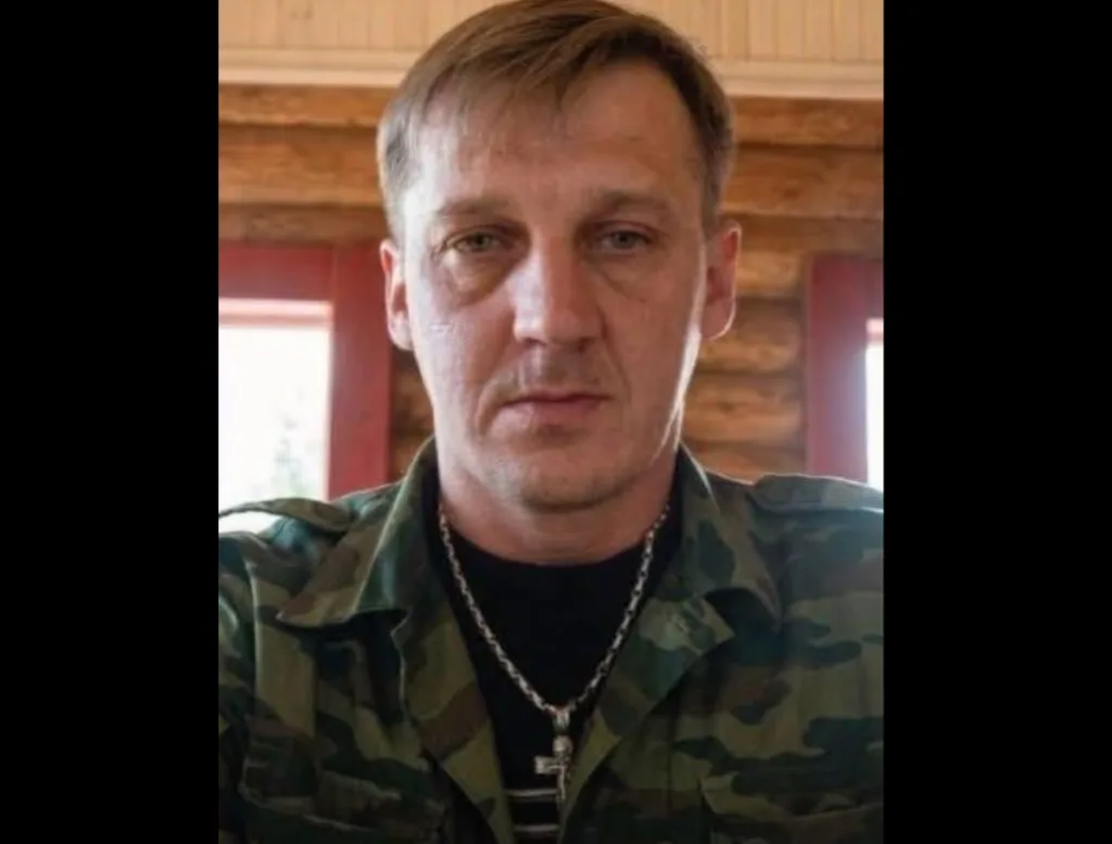 Чоловік у камуфляжній формі дивиться в камеру