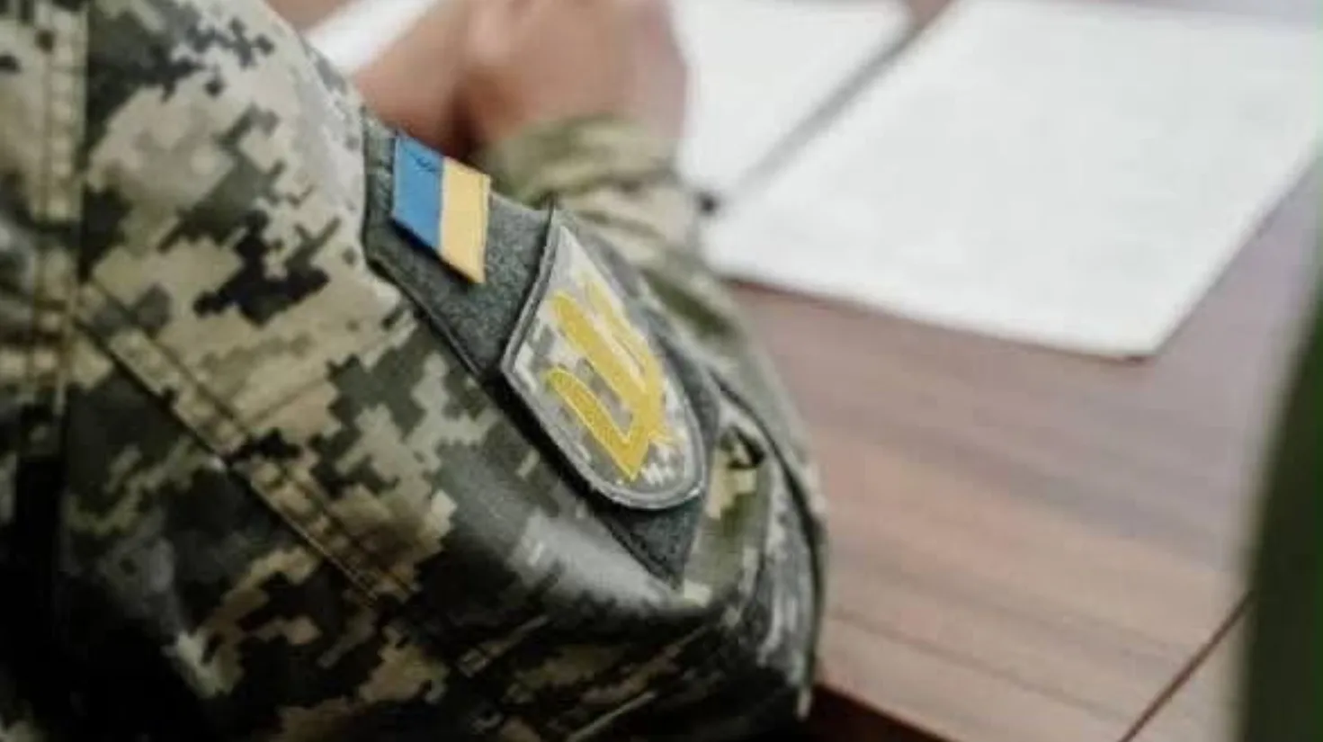 Український військовий у камуфляжі за столом