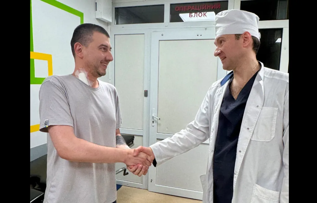 Пацієнт тисне руку лікарю після операції