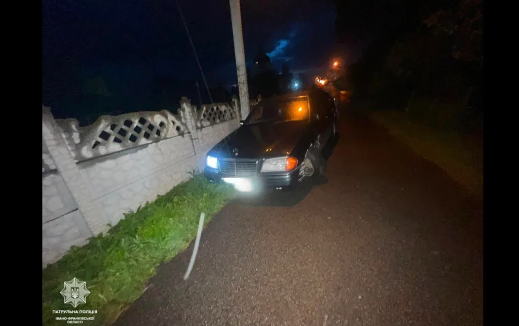 Автомобіль врізався у паркан вночі