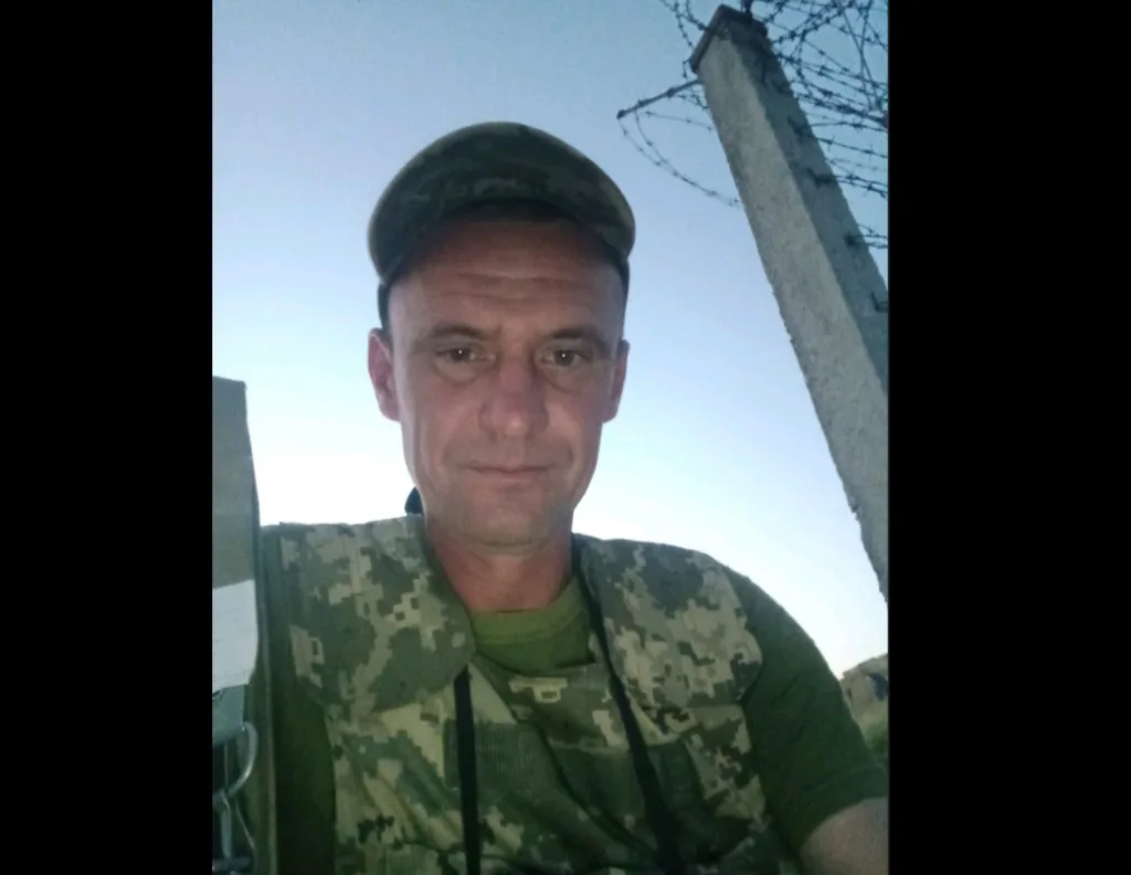 Військовий у камуфляжі на фоні неба