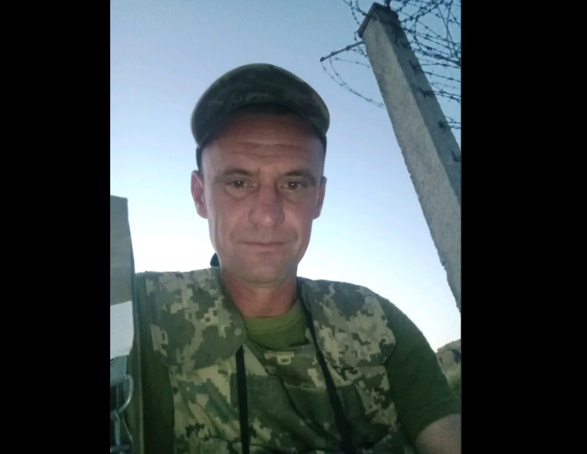 Військовий у камуфляжі на фоні неба