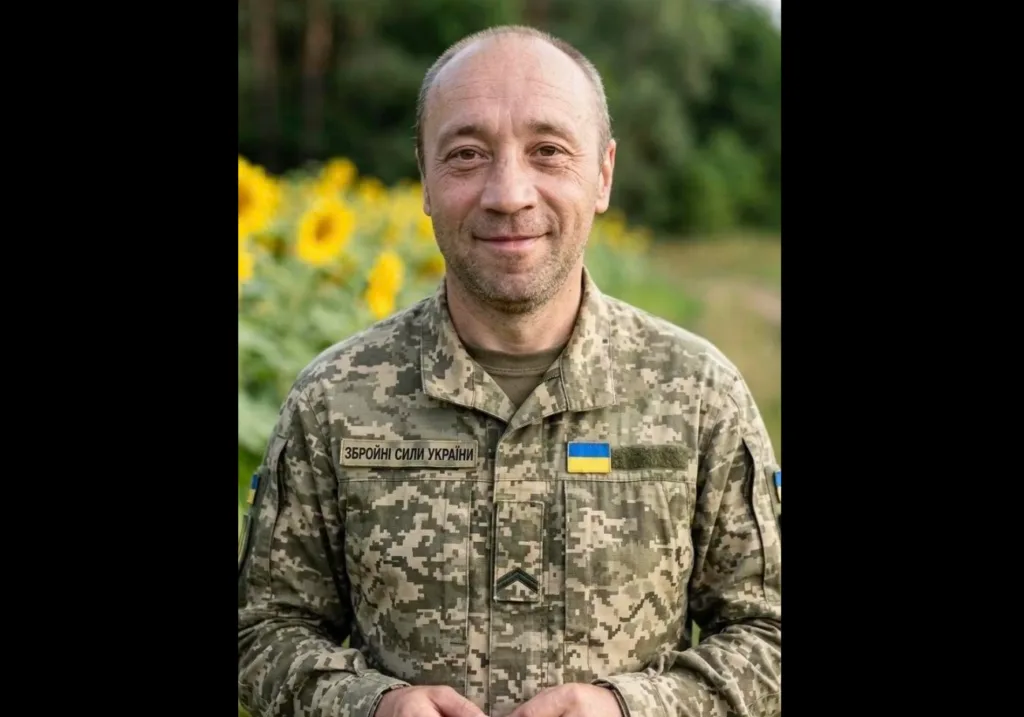 Український військовий на фоні соняхів