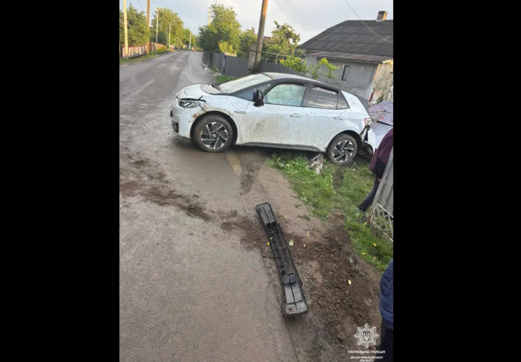 Білий автомобіль після аварії біля дороги