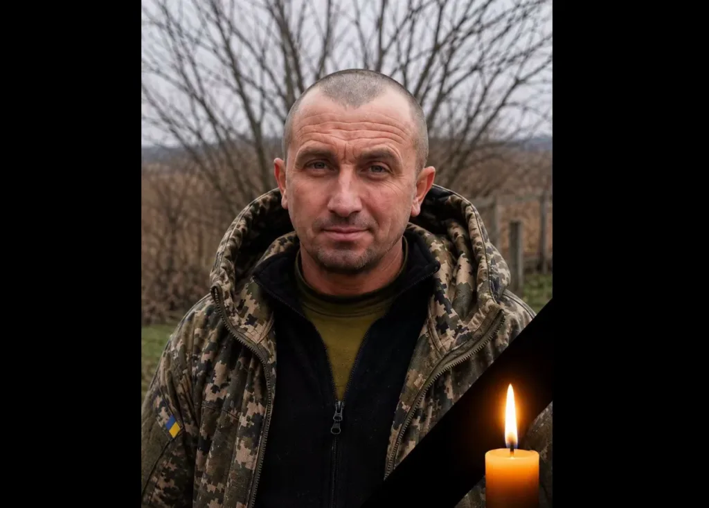 Український військовий у камуфляжі та свічка пам’яті