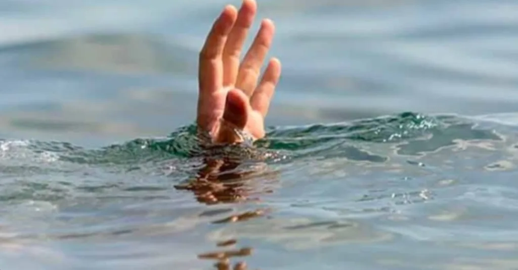 Рука людини у воді, потребує допомоги