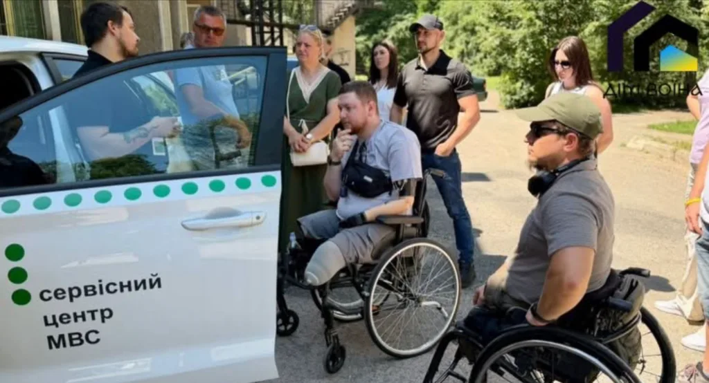 Люди біля сервісного центру МВС, двоє на візках