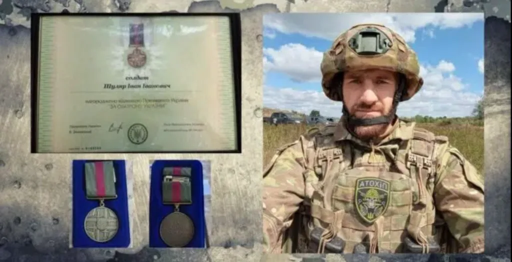 Український військовий з медалями та грамотою