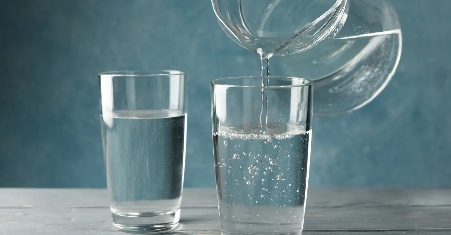 Наливають склянку чистої води