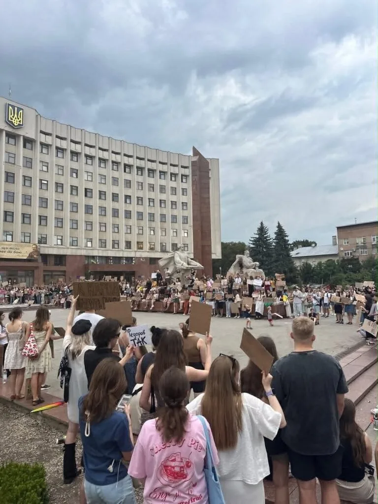 Мирний протест людей біля урядової будівлі в Україні