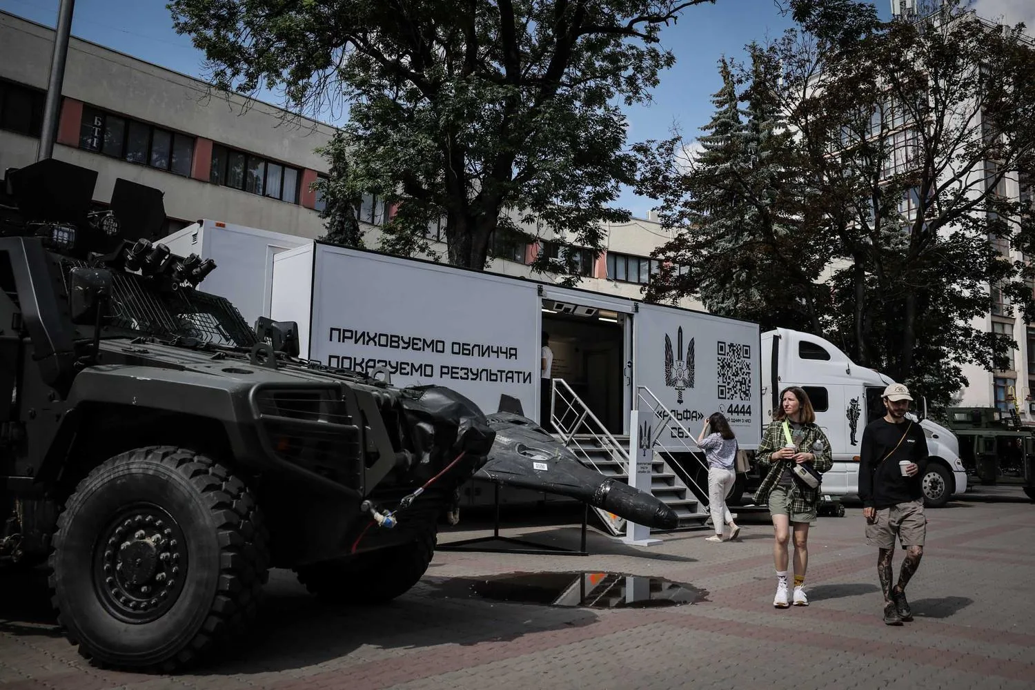 Виставка військової техніки на міській вулиці