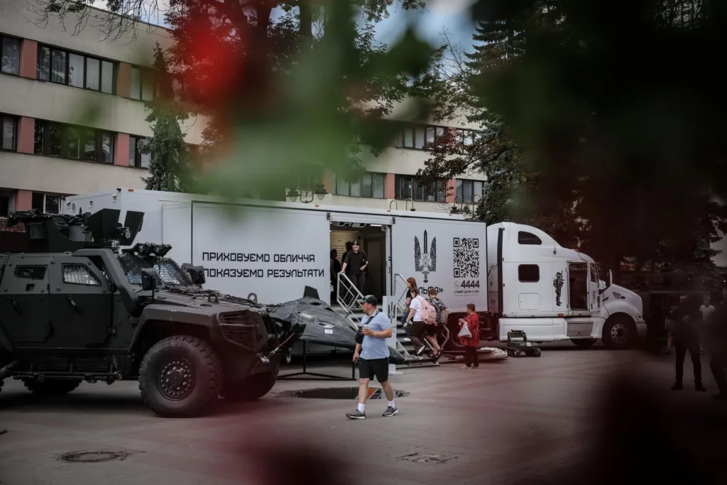 Мобільна військова станція та люди на вулиці