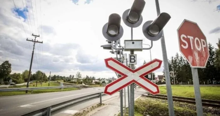 Залізничний переїзд зі знаком стоп