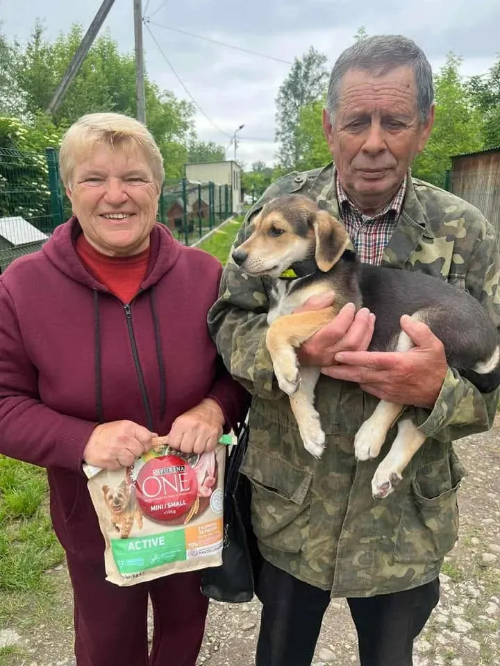 Пара тримає собаку та корм Purina ONE