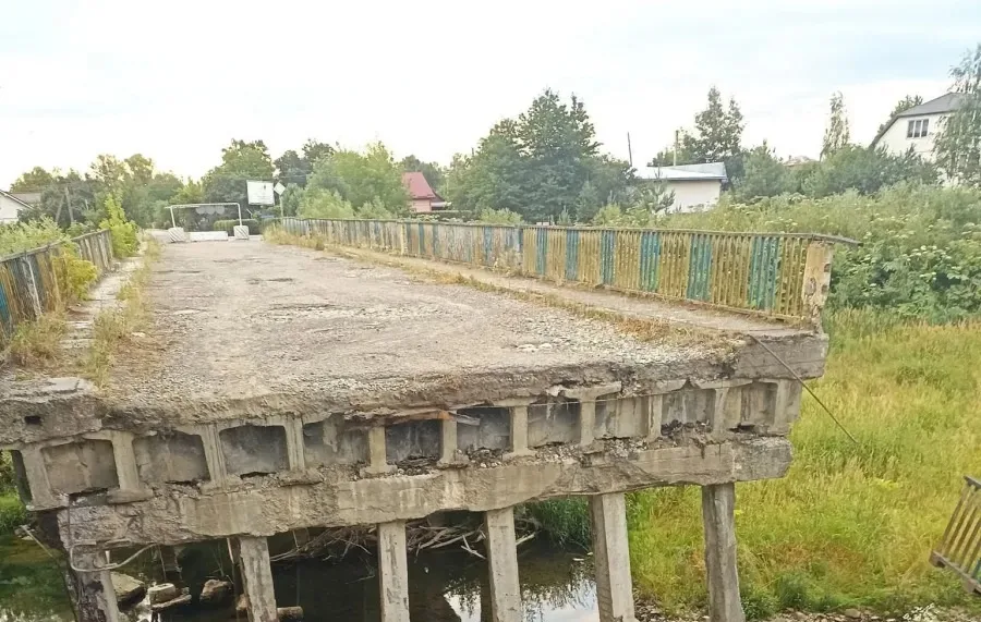 Зруйнований міст над річкою в селі