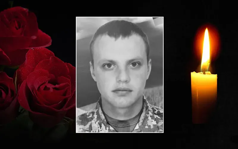 Пам’ять загиблого військового, червоні троянди та свічка