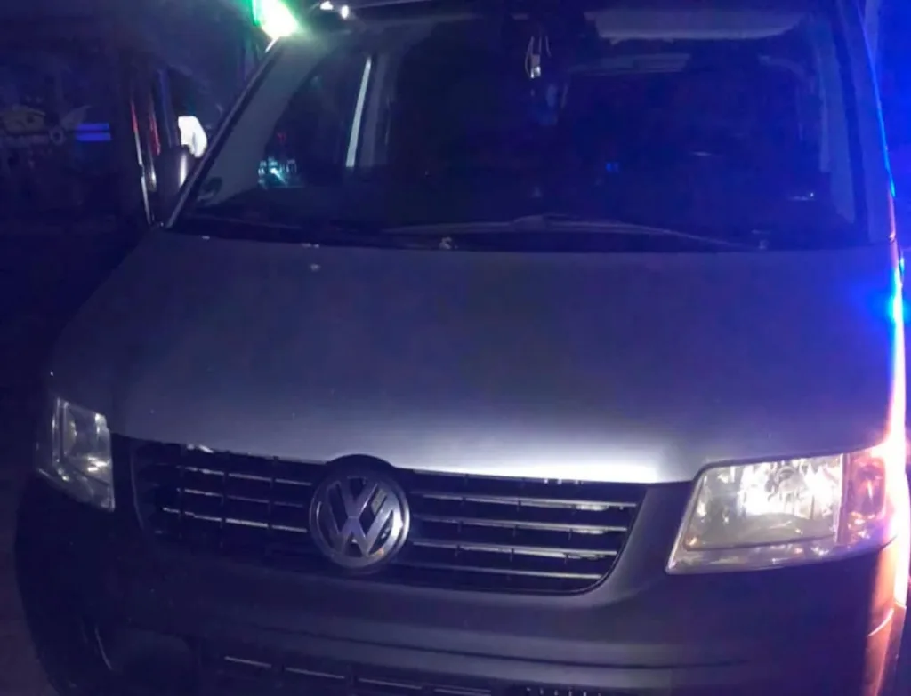 Сірий мікроавтобус Volkswagen уночі