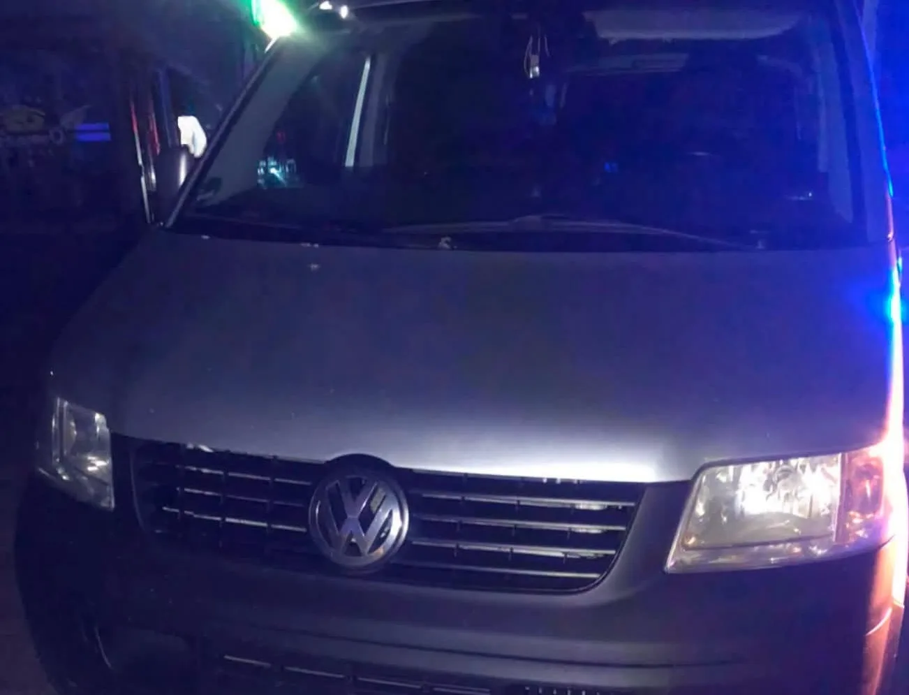 Сірий мікроавтобус Volkswagen уночі