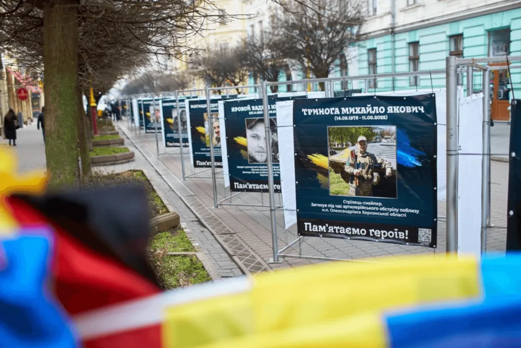Виставка пам’яті українських героїв на вулиці