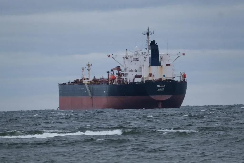 Велике вантажне судно у відкритому морі