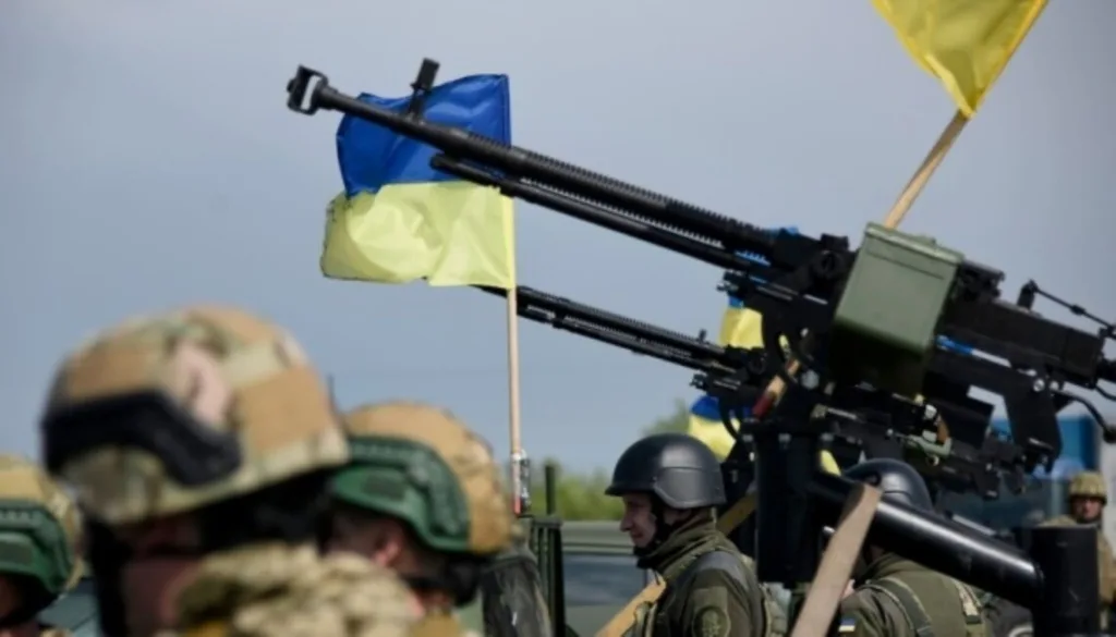 Українські військові з прапорами та технікою