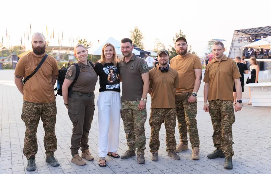 Група людей у військовій формі на відкритому заході