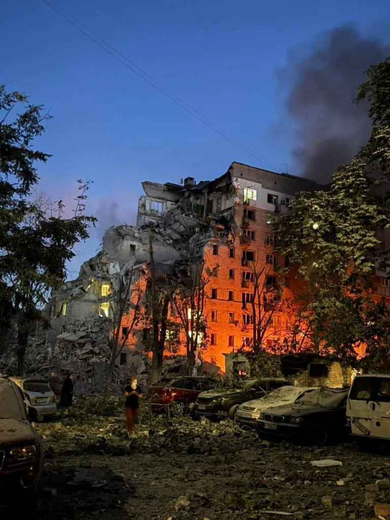 Зруйнований житловий будинок після вибуху вночі