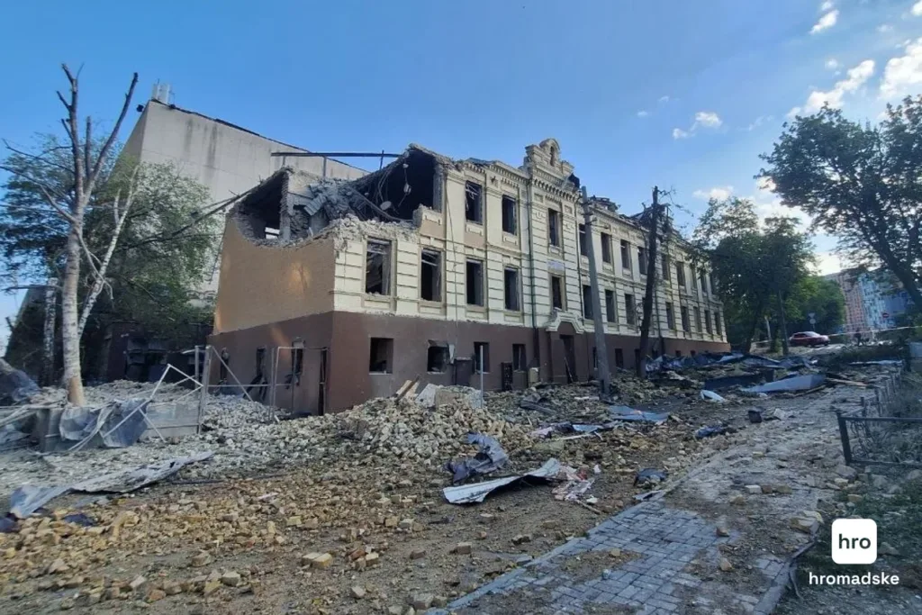 Зруйнована будівля після обстрілу в місті