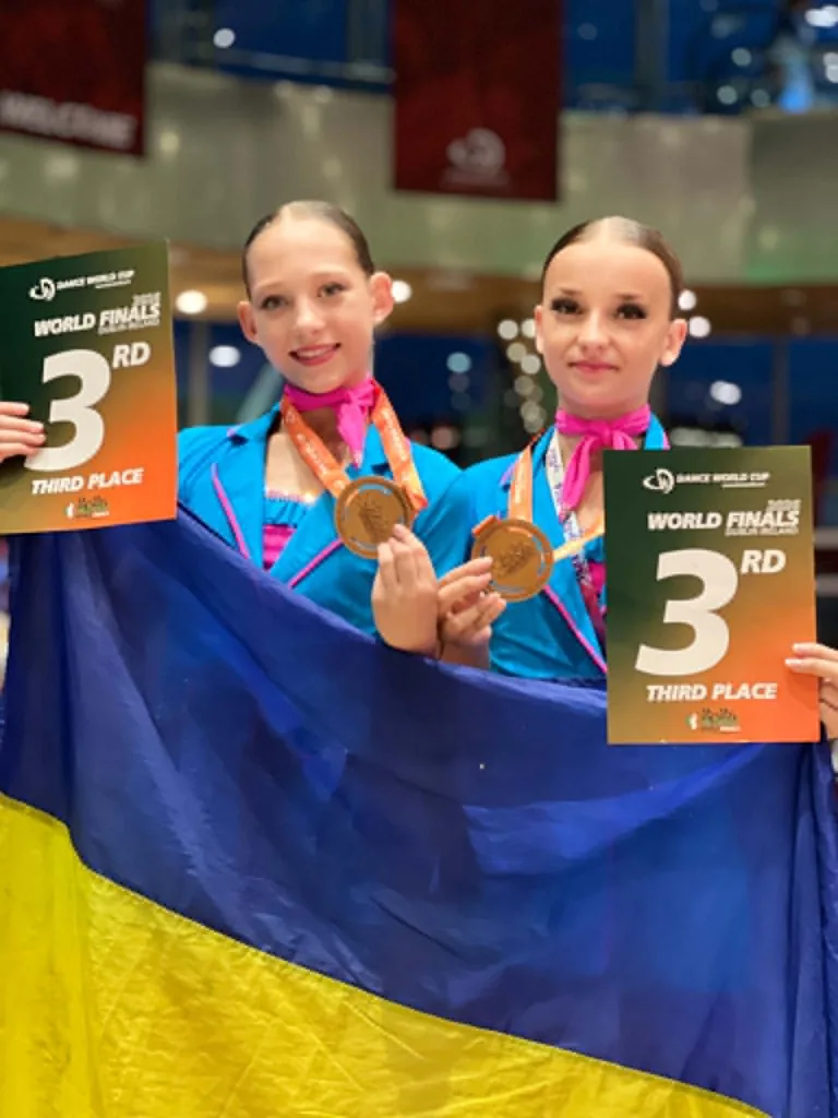 Українські танцівниці з медалями та прапором