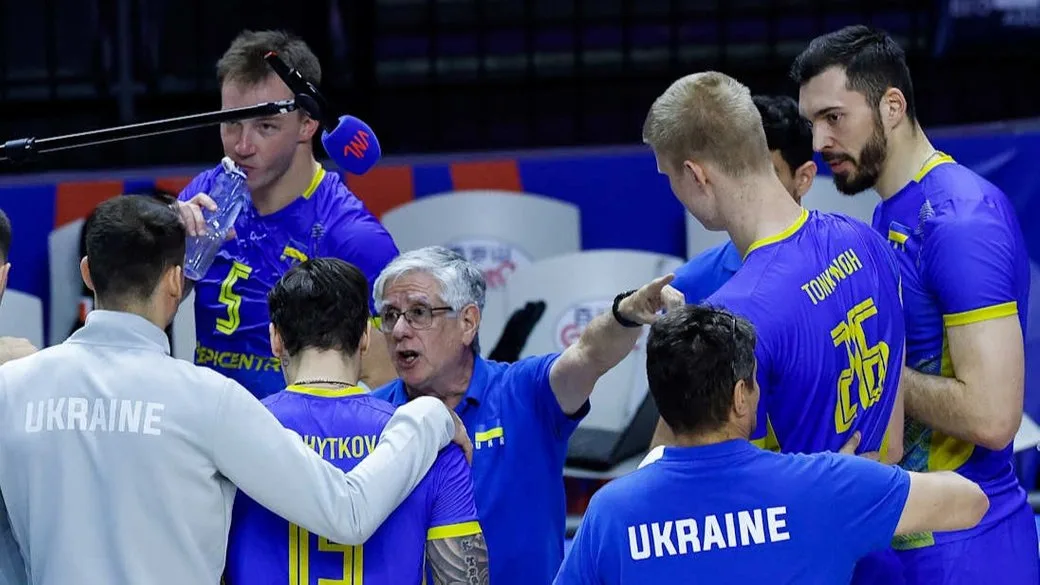 Збірна України з волейболу обговорює тактику під час матчу