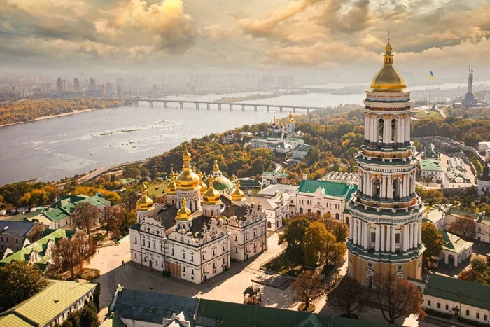 Києво-Печерська лавра з видом на Дніпро
