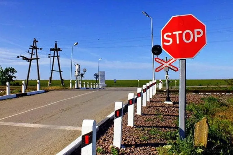 Залізничний переїзд із знаком стоп на дорозі