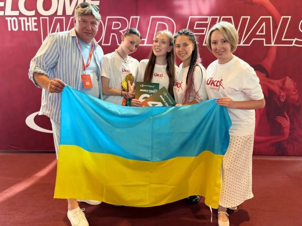 Українська команда з прапором на танцювальному фіналі