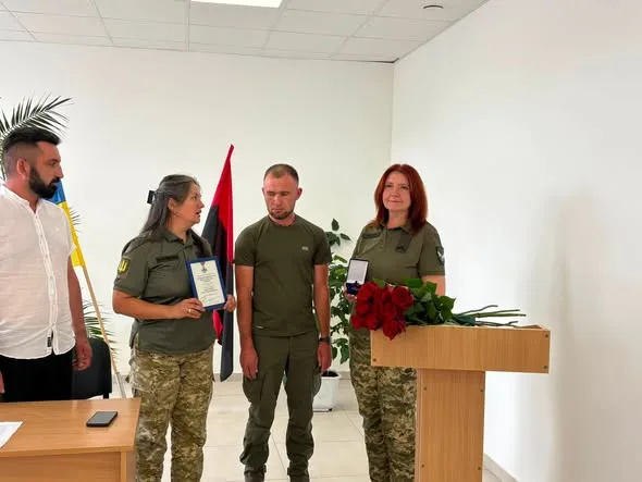 Військові отримують нагороди під час церемонії