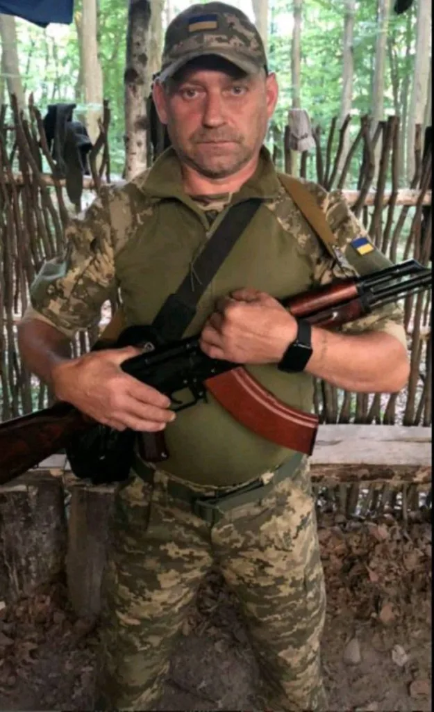 Український військовий у лісі з автоматом