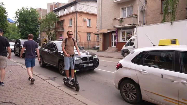Електросамокат, дорога, Франківськ Електросамокат, дорога, Франківськ