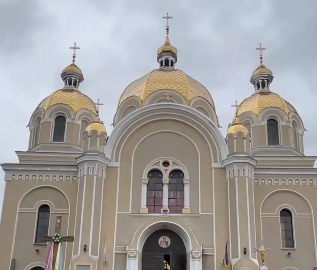 Православна церква з золотими куполами
