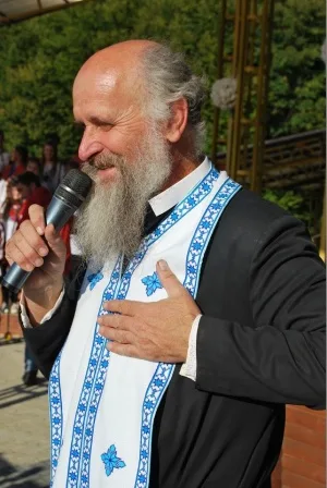 Священник говорить у мікрофон на вулиці