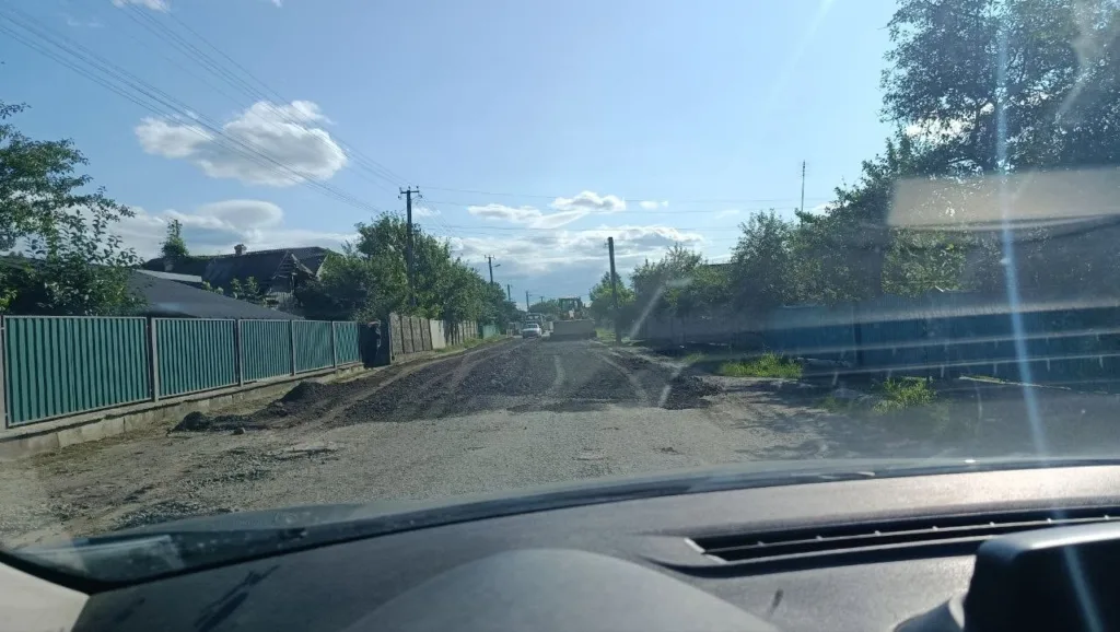 Ремонт сільської дороги під сонячним небом