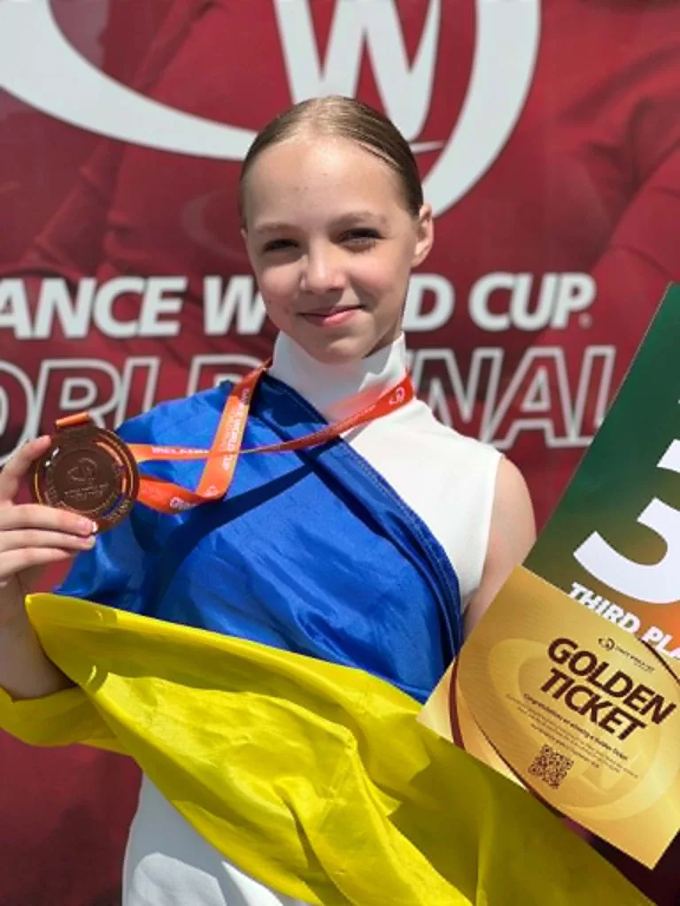 Українська танцівниця з медаллю на змаганнях