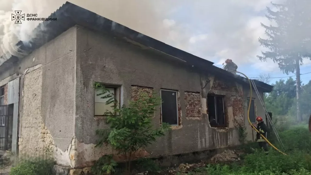 Пожежники гасять пожежу в будівлі