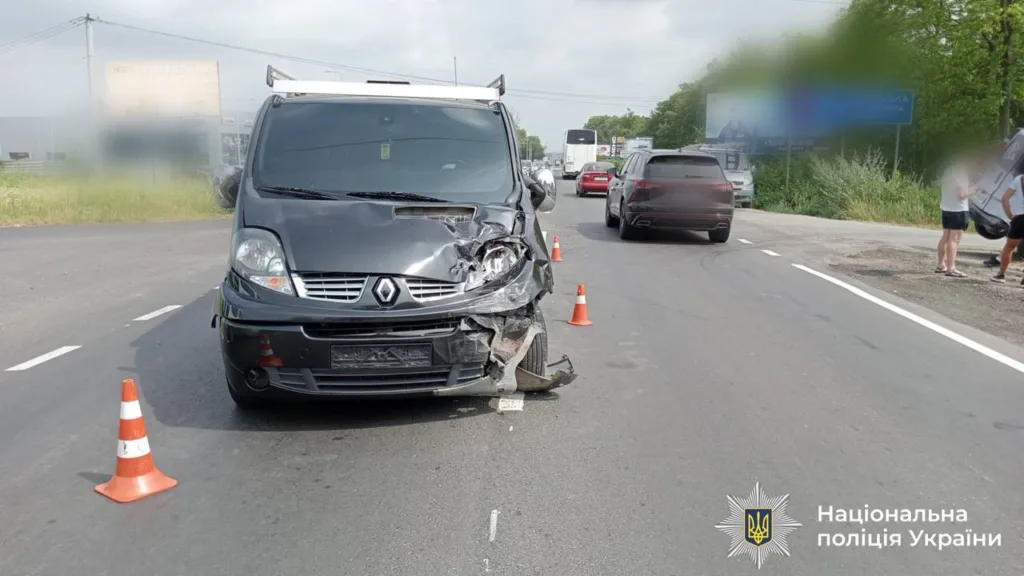 ДТП з пошкодженим мікроавтобусом на дорозі