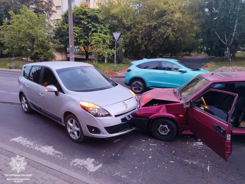 Дорожня аварія двох автомобілів у місті