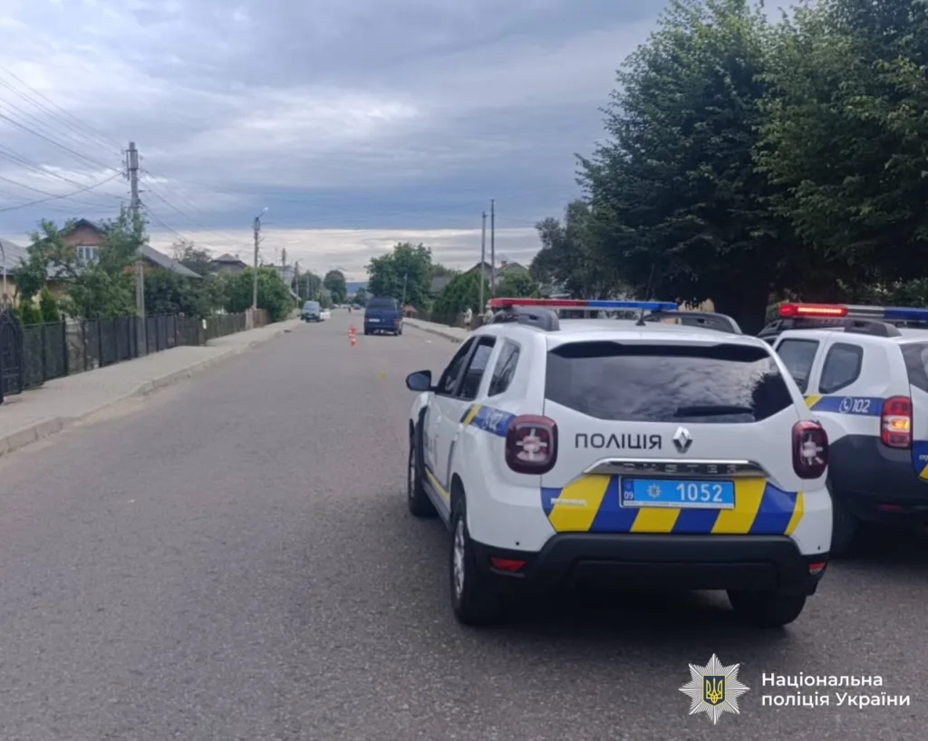 Поліцейські автомобілі на вулиці в Україні